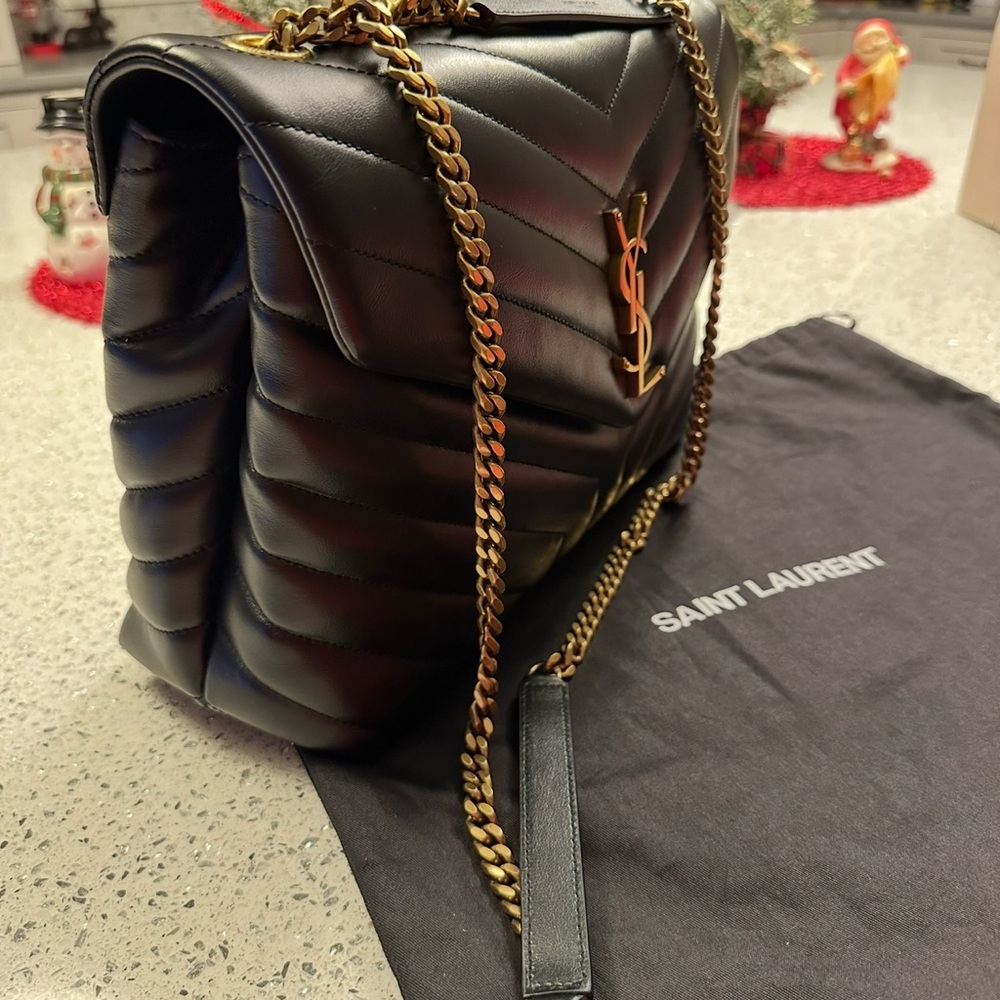 Saint Laurent LOULOU medium quilted leather.
Black Chevron with Gold Chain - Picture 3 of 7